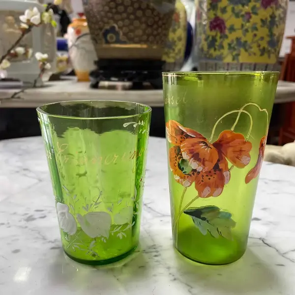 Foto de um(a) Antigo Par De Raros Copos Art Nouveau Cristal Veneziano, da categoria de Copos. Antigos copos de coleção em cristal veneziano soufflé gomado, com rica decoração floral pintada à mão com ouro. Período Art... Mostrado de uma perspectiva diferente. Vendido no marketplace Trésors.