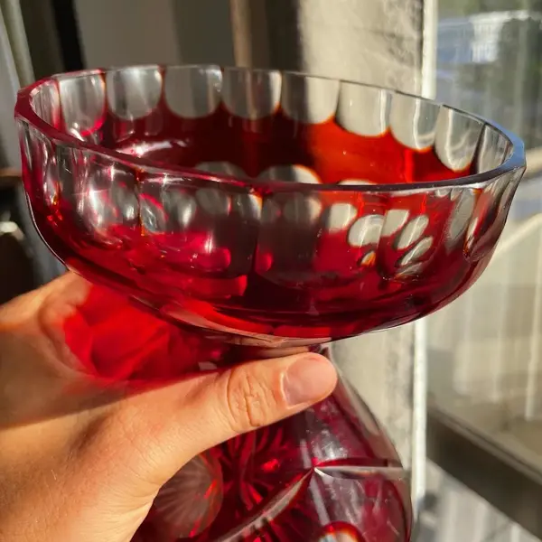 Foto de um(a) Antigo Diferente Vaso Art Deco Cristal Baccarat Vermelho, da categoria de Vasos. Antigo e diferente vaso doublé em cristal Baccarat vermelho rubi, lapidado à mão. Fundo estrelado.Medidas 17x15cm... Mostrado de uma perspectiva diferente. Vendido no marketplace Trésors.