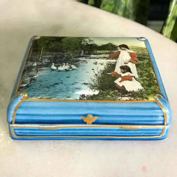 Foto de um(a) Antiga Caixa Porta Jóias Majólica Porcelana Sarreguemines, da categoria de Cestos e Caixas. Sarreguemines. Antiga e importante caixa porta jóias em majólica/ porcelana francesa, da renomada manufatura Sarreguemines.... Mostrado de uma perspectiva diferente. Vendido no marketplace Trésors.