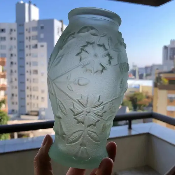 Foto de um(a) Antigo Par De Vasos Art Deco Em Vidro Francês Satiné, da categoria de Vasos. Antigo e lindo par de vasos em vidro satiné francês, ricamente moldados e prensados com flores em relevo. Período Art Deco.... Mostrado de uma perspectiva diferente. Vendido no marketplace Trésors.