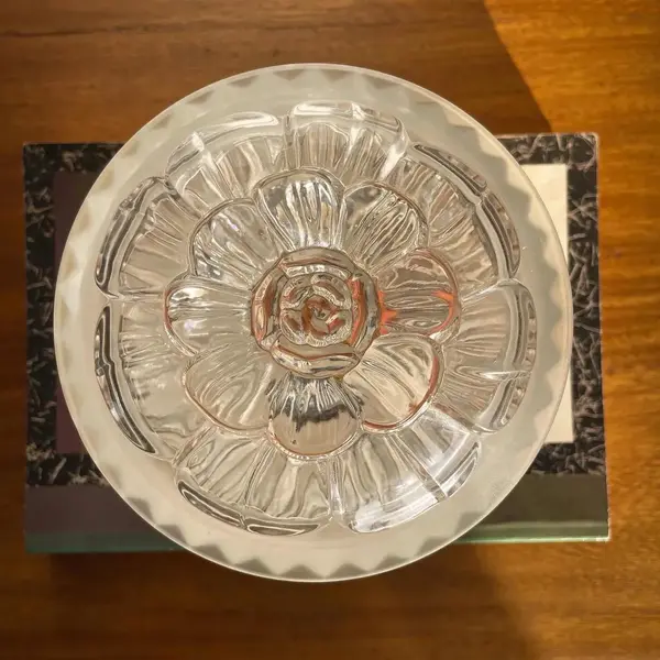 Foto de um(a) Antiga Caixa Decorativa Porta Jóias Cristal Francês Satiné, da categoria de Porta-Jóias. Finíssima caixa decorativa ou porta jóias em cristal francês, na tampa decoração em alto-relevo com flor lapidada em satiné.... Mostrado de uma perspectiva diferente. Vendido no marketplace Trésors.