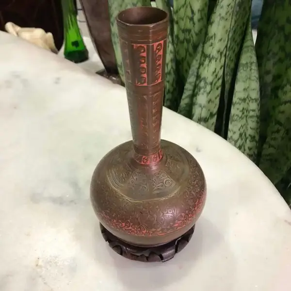 Foto de um(a) Antigo Vaso De Bronze Esmaltado À Mão Legítimo Cloisonné, da categoria de Vasos. Peça feita à mão, início do século XX. Base em madeira de lei.Altura: 22cm. Mostrado de uma perspectiva diferente. Vendido no marketplace Trésors.