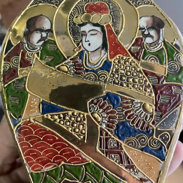 Foto de um(a) Antigo Raro Vaso Oriental Porcelana Japonesa Satsuma Império, da categoria de Vasos. Satsuma Imperial. Antigo e diferente vaso oriental no formato de pequena ânfora com alças, porcelana artística japonesa,... Mostrado de uma perspectiva diferente. Vendido no marketplace Trésors.