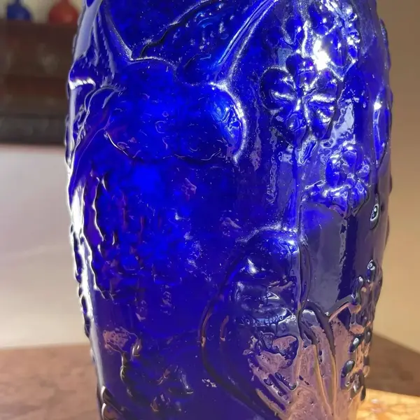 Foto de um(a) Antigo Vaso Art Deco Pássaros Vidro Francês Azul Cobalto, da categoria de Vasos. Antigo e belíssimo vaso em vidro francês azul cobalto com decoração de pássaros e flores relevo. Período Art Deco.Medidas... Mostrado de uma perspectiva diferente. Vendido no marketplace Trésors.