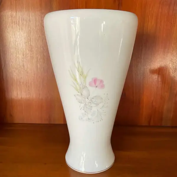 Foto de um(a) Antigo Vaso Art Deco Porcelana Alemã Rosenthal Bettina, da categoria de Vasos. Rosenthal modelo Bettina - Pariser Frühling. Antigo vaso em porcelana artística alemã, da renomada manufatura Rosenthal, uma... Mostrado de uma perspectiva diferente. Vendido no marketplace Trésors.