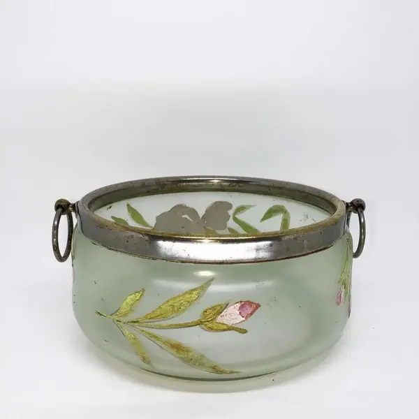 Foto de um(a) Antiga Saladeira Art Deco Cristal Veneziano Pintado À Mão, da categoria de Travessas e tigelas. Antiga saladeira em cristal veneziano, com bordas e alças em metal espessurado a prata. Linda e delicada pintura floral ao... Mostrado de uma perspectiva diferente. Vendido no marketplace Trésors.