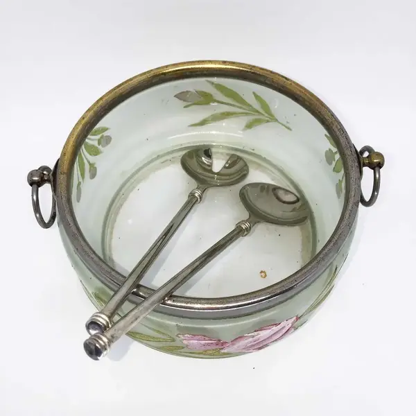 Foto de um(a) Antiga Saladeira Art Deco Cristal Veneziano Pintado À Mão, da categoria de Travessas e tigelas. Antiga saladeira em cristal veneziano, com bordas e alças em metal espessurado a prata. Linda e delicada pintura floral ao... Mostrado de uma perspectiva diferente. Vendido no marketplace Trésors.