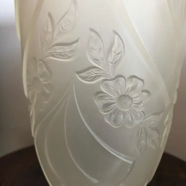 Foto de um(a) Antigo Vaso Art Deco Francês Em Vidro Artístico Satiné, da categoria de Vasos. Lindo vaso francês em vidro artístico satiné moule pressed, ricamente prensado e moldado a ácido com flores em relevo. Art... Mostrado de uma perspectiva diferente. Vendido no marketplace Trésors.