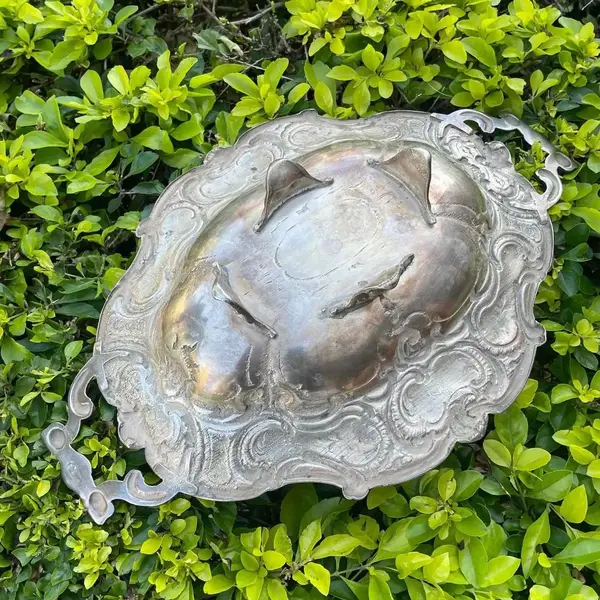 Foto de um(a) Antigo Centro De Mesa Fruteira Cesta Rococó Em Prata Wmf, da categoria de Centro de mesa. Antiga cesta de pães ou centro de mesa da renomada manufatura alemã WMF. Peça toda trabalhada, com bastante riqueza de... Mostrado de uma perspectiva diferente. Vendido no marketplace Trésors.