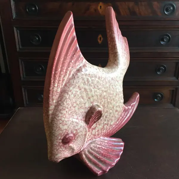 Foto de um(a) Antiga Escultura Art Deco Peixe Em Porcelana Faiança Tcheca, da categoria de Escultura. Imponente e diferente escultura artística em faiança na forma de peixe, década de 1950. Período Art Deco.Medidas 27x25cm. Mostrado de uma perspectiva diferente. Vendido no marketplace Trésors.