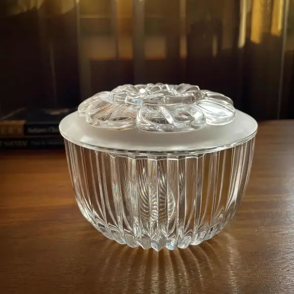 Foto de um(a) Antiga Caixa Decorativa Porta Jóias Cristal Francês Satiné, da categoria de Porta-Jóias. Finíssima caixa decorativa ou porta jóias em cristal francês, na tampa decoração em alto-relevo com flor lapidada em satiné.... Mostrado de uma perspectiva diferente. Vendido no marketplace Trésors.
