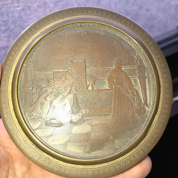Foto de um(a) Antiga Caixa Porta Jóias Francês Bronze Doré Cena Galante, da categoria de Porta-Jóias. Antiga caixa/porta-jóias francês em bronze doré (com banho de ouro) e delicado trabalho central com linda cena feita à mão,... Mostrado de uma perspectiva diferente. Vendido no marketplace Trésors.