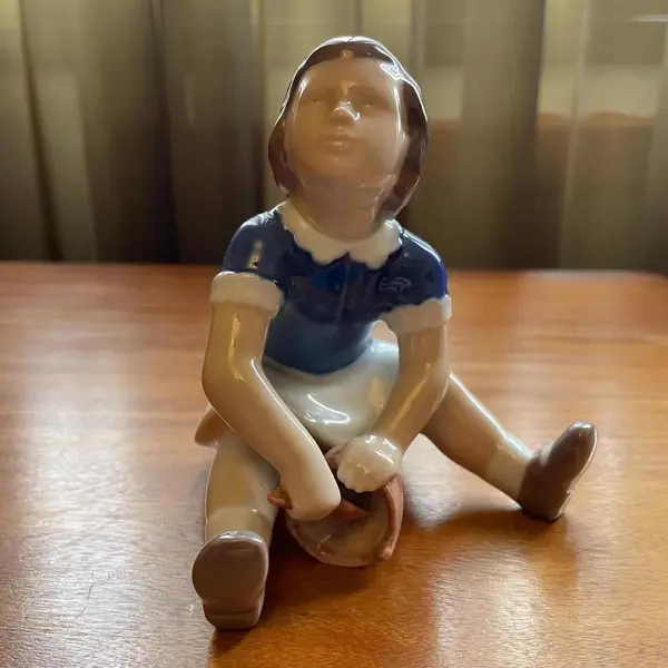 Foto de um(a) Antiga Escultura Bibelô Menina Porcelana B&g Bing Grondahl, da categoria de Escultura. B&G (Bing & Grondahl) - Denmark. Antigo bibelô artístico, escultura de menina brincando em porcelana dinamarquesa. Peça... Mostrado de uma perspectiva diferente. Vendido no marketplace Trésors.