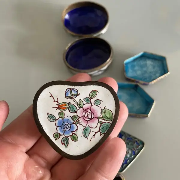 Foto de um(a) Antiga Rara Coleção Com 4 Caixinhas Em Metal Cloisonné, da categoria de Outros colecionáveis. Peças feitas à mão. Século XX.Muito decorativas e colecionares. Bem conservadas Medida da maior aproximadamente 5,5cm. Mostrado de uma perspectiva diferente. Vendido no marketplace Trésors.