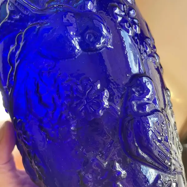 Foto de um(a) Antigo Vaso Art Deco Pássaros Vidro Francês Azul Cobalto, da categoria de Vasos. Antigo e belíssimo vaso em vidro francês azul cobalto com decoração de pássaros e flores relevo. Período Art Deco.Medidas... Mostrado de uma perspectiva diferente. Vendido no marketplace Trésors.