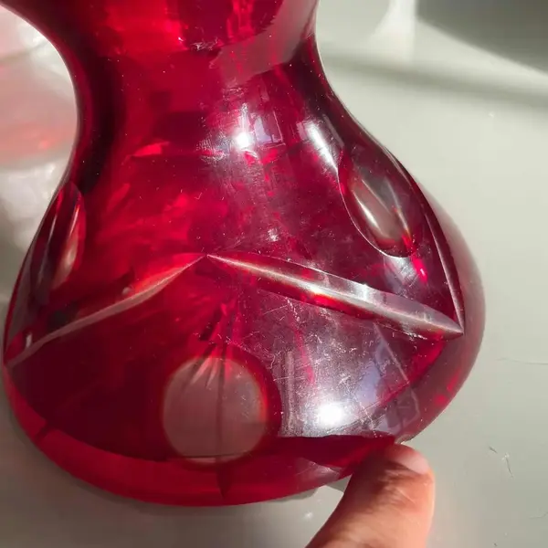 Foto de um(a) Antigo Diferente Vaso Art Deco Cristal Baccarat Vermelho, da categoria de Vasos. Antigo e diferente vaso doublé em cristal Baccarat vermelho rubi, lapidado à mão. Fundo estrelado.Medidas 17x15cm... Mostrado de uma perspectiva diferente. Vendido no marketplace Trésors.