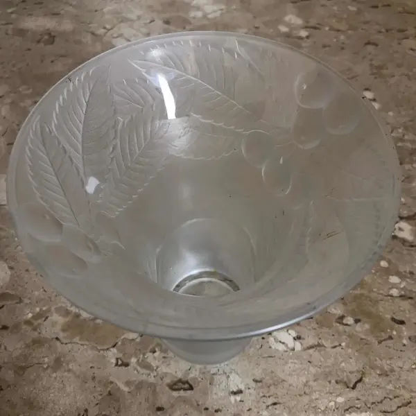 Foto de um(a) Antigo Lindo Vaso Art Deco Vidro Artístico Satiné Francês, da categoria de Vasos. Antigo e lindo vaso francês em vidro artístico ricamente moldado e prensado, trabalho feito a ácido, com folhas e frutos em... Mostrado de uma perspectiva diferente. Vendido no marketplace Trésors.