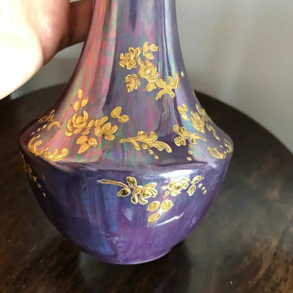Foto de um(a) Antigo Vaso Art Deco Em Porcelana Furta-cor Pintado À Mão, da categoria de Vasos. Ricamente pintado à mão com ouro, motivo floral. Em perfeito estado de conservação. Altura 22cm Circunferência 30cm. Mostrado de uma perspectiva diferente. Vendido no marketplace Trésors.