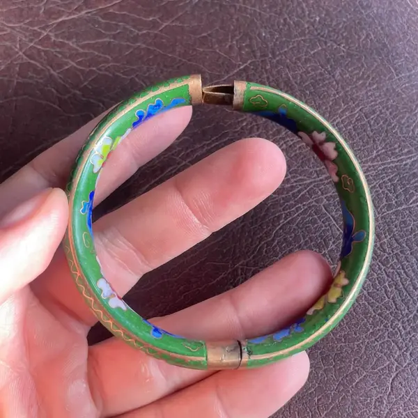 Foto de um(a) Antigo Bracelete Pulseira Oriental Metal Dourado Cloisonné, da categoria de Outros colecionáveis. Antigo bracelete/pulseira em metal Cloisonné. Esmaltado à mão. Peça única.Essa técnica de trabalho em esmalte na qual tiras... Mostrado de uma perspectiva diferente. Vendido no marketplace Trésors.
