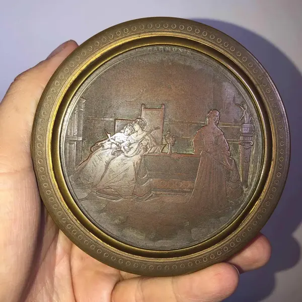 Foto de um(a) Antiga Caixa Porta Jóias Francês Bronze Doré Cena Galante, da categoria de Porta-Jóias. Antiga caixa/porta-jóias francês em bronze doré (com banho de ouro) e delicado trabalho central com linda cena feita à mão,... Mostrado de uma perspectiva diferente. Vendido no marketplace Trésors.