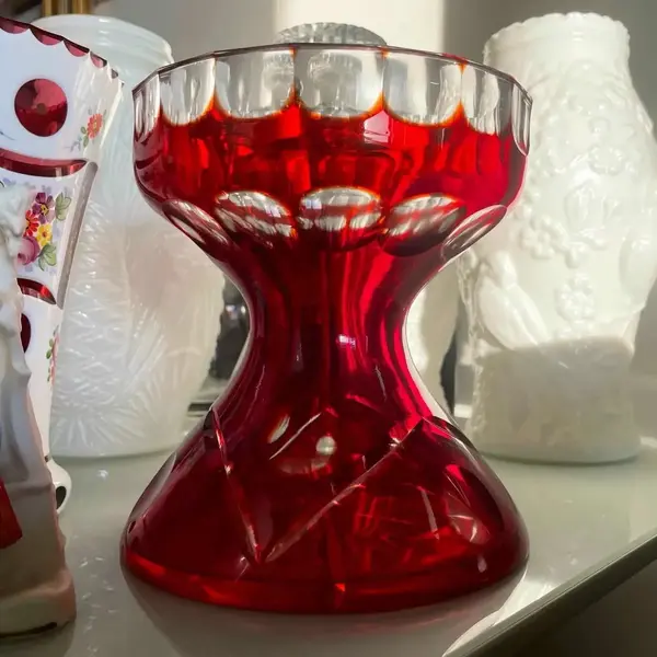 Foto de um(a) Antigo Diferente Vaso Art Deco Cristal Baccarat Vermelho, da categoria de Vasos. Antigo e diferente vaso doublé em cristal Baccarat vermelho rubi, lapidado à mão. Fundo estrelado.Medidas 17x15cm... Mostrado de uma perspectiva diferente. Vendido no marketplace Trésors.