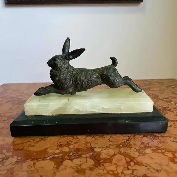 Foto de um(a) Antiga Escultura De Coelho Art Deco Pétit Bronze Francês, da categoria de Escultura. Antiga e linda escultura artística representando coelho em pétit bronze francês, base dupla em alabastro e mármore italiano.... Mostrado de uma perspectiva diferente. Vendido no marketplace Trésors.