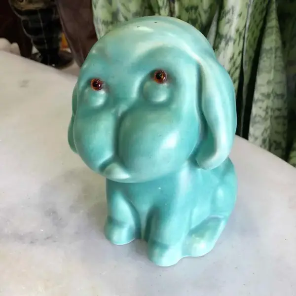 Foto de um(a) Antiga Escultura Cachorro Art Deco Porcelana Inglesa Beswick, da categoria de Escultura. Beswick. Antiga e linda escultura de cachorro em porcelana inglesa, com raros olhos de vidro. Período Art Deco. Peça muito... Mostrado de uma perspectiva diferente. Vendido no marketplace Trésors.