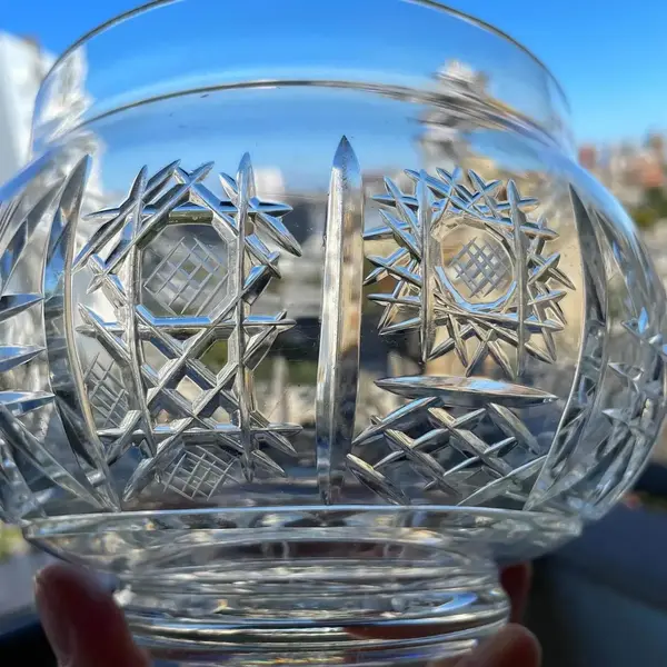 Foto de um(a) Antiga Grande Caixa Potiche Bomboniere Cristal Tcheco, da categoria de Garrafas, potes e jarros. Antiga e fina caixa bomboniere em cristal Tcheco, toda lapidada à mão. Fundo estrelado. Peça versátil e muito decorativa,... Mostrado de uma perspectiva diferente. Vendido no marketplace Trésors.