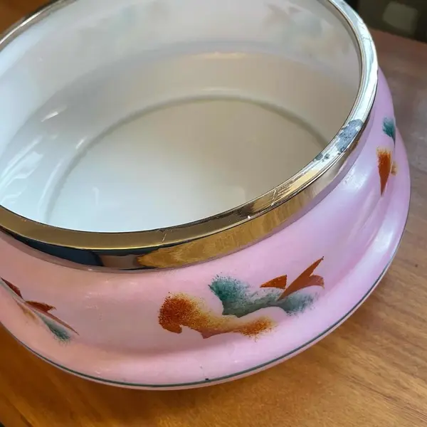 Foto de um(a) Antiga Saladeira Floreira Centro De Mesa Art Deco Em Opalina, da categoria de Travessas e tigelas. Antiga e linda saladeira em opalina francesa, pintada à mão, a peça é muito versátil, pode ser usada como centro de mesa,... Mostrado de uma perspectiva diferente. Vendido no marketplace Trésors.