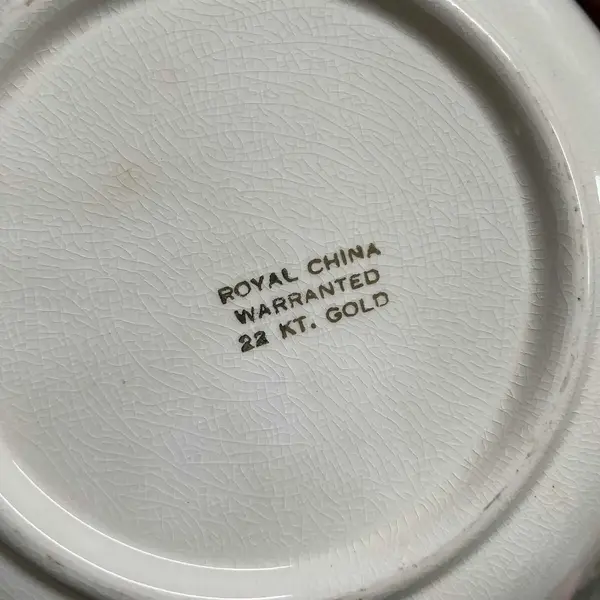 Foto de um(a) Antigo Prato Tigela Colher Porcelana Inglesa Royal Ouro 22k, da categoria de Pratos Decorativos. Antiga tigela para sobremesa em porcelana artística inglesa, acompanha a colher original. Linda cena rural e flores pintadas... Mostrado de uma perspectiva diferente. Vendido no marketplace Trésors.