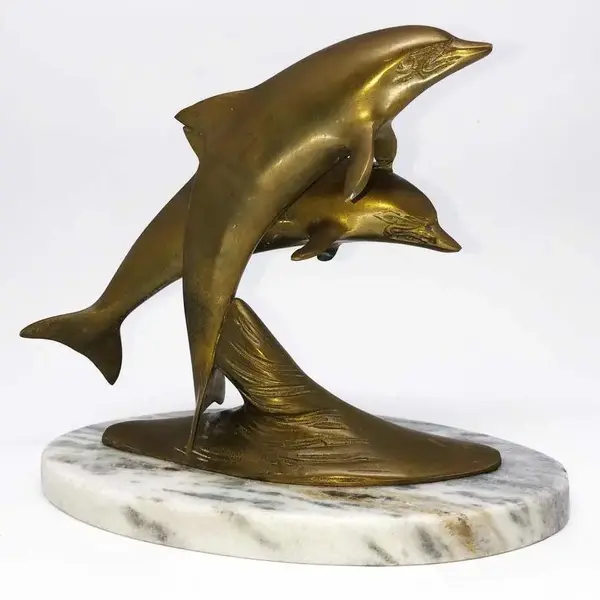 Foto de um(a) Antiga Escultura Art Deco De Golfinhos Em Bronze E Mármore, da categoria de Escultura. Antiga e decorativa escultura feita em bronze, representando salto de golfinhos, base em mármore italiano. Período Art Deco.... Mostrado de uma perspectiva diferente. Vendido no marketplace Trésors.