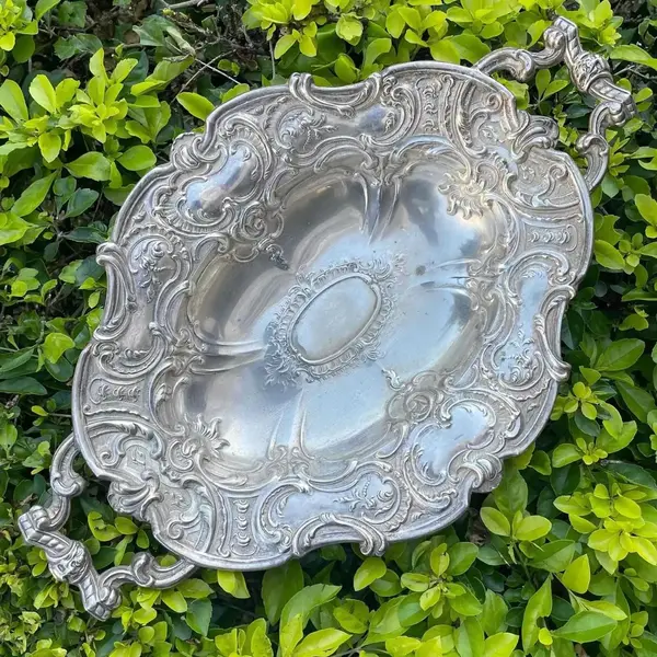Foto de um(a) Antigo Centro De Mesa Fruteira Cesta Rococó Em Prata Wmf, da categoria de Centro de mesa. Antiga cesta de pães ou centro de mesa da renomada manufatura alemã WMF. Peça toda trabalhada, com bastante riqueza de... Mostrado de uma perspectiva diferente. Vendido no marketplace Trésors.