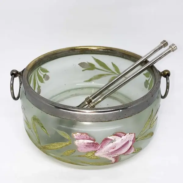 Foto de um(a) Antiga Saladeira Art Deco Cristal Veneziano Pintado À Mão, da categoria de Travessas e tigelas. Antiga saladeira em cristal veneziano, com bordas e alças em metal espessurado a prata. Linda e delicada pintura floral ao... Mostrado de uma perspectiva diferente. Vendido no marketplace Trésors.