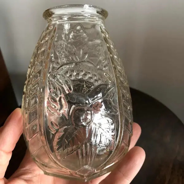 Foto de um(a) Antigo Vaso Sextavado Art Deco Em Vidro Francês, da categoria de Vasos. Antigo vaso Art Deco em vidro francês. Em perfeito estado de conservação. Altura 14cm Circunferência 28cm. Mostrado de uma perspectiva diferente. Vendido no marketplace Trésors.