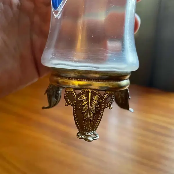 Foto de um(a) Antigo Vaso Artístico Vidro Veneziano Pintado Art Nouveau, da categoria de Vasos. Antigo e elegante vaso em vidro artístico veneziano, linda pintura feita à mão com detalhes em ouro. Pés em bronze francês... Mostrado de uma perspectiva diferente. Vendido no marketplace Trésors.