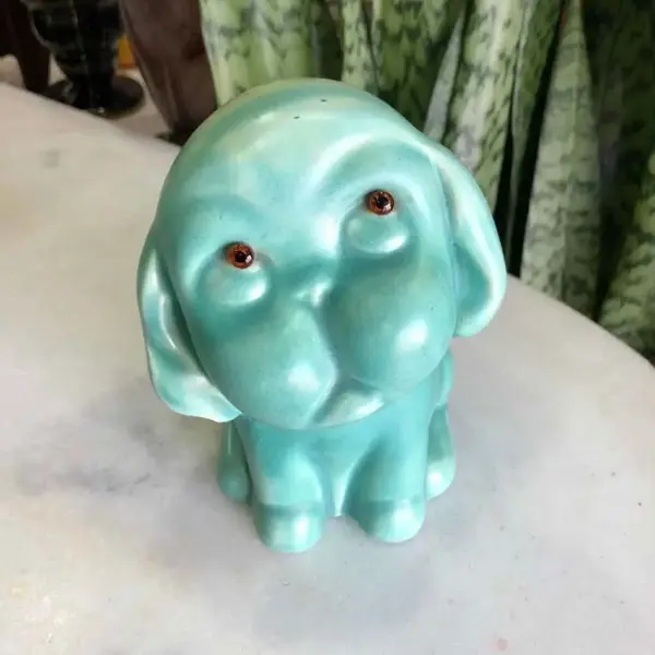 Foto de um(a) Antiga Escultura Cachorro Art Deco Porcelana Inglesa Beswick, da categoria de Escultura. Beswick. Antiga e linda escultura de cachorro em porcelana inglesa, com raros olhos de vidro. Período Art Deco. Peça muito... Mostrado de uma perspectiva diferente. Vendido no marketplace Trésors.
