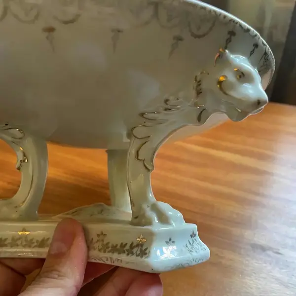 Foto de um(a) Antiga Rara Fruteira Centro De Mesa Porcelana Alemã Nouveau, da categoria de Centro de mesa. Antiga fruteira ou centro de mesa, porta cartões em porcelana artística alemã, decoração central com linda cena de damas,... Mostrado de uma perspectiva diferente. Vendido no marketplace Trésors.