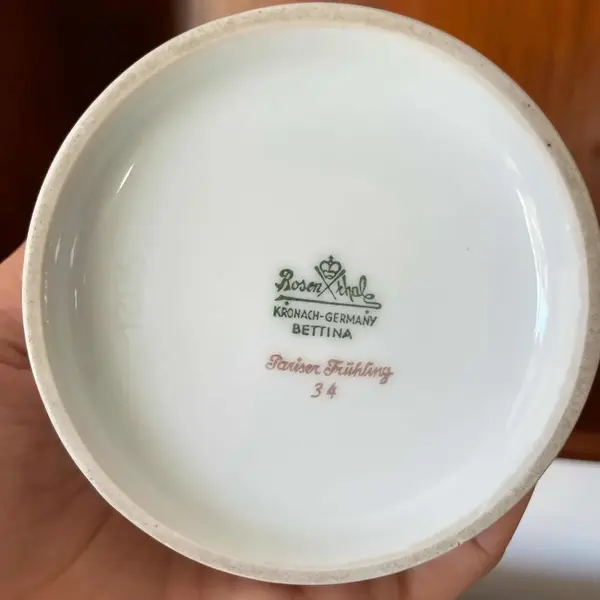 Foto de um(a) Antigo Vaso Art Deco Porcelana Alemã Rosenthal Bettina, da categoria de Vasos. Rosenthal modelo Bettina - Pariser Frühling. Antigo vaso em porcelana artística alemã, da renomada manufatura Rosenthal, uma... Mostrado de uma perspectiva diferente. Vendido no marketplace Trésors.