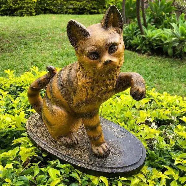 Foto de um(a) Antiga Grande Escultura De Gato Terracota Austríaca Assinada, da categoria de Escultura. Antiga e grande escultura artística, feita à mão em terracota Austríaca, peça muito expressiva, com bastante riqueza de... Mostrado de uma perspectiva diferente. Vendido no marketplace Trésors.