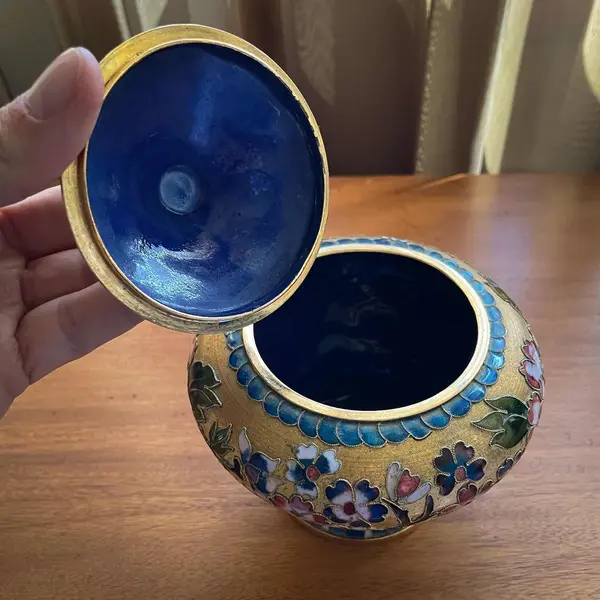 Foto de um(a) Antigo Potiche Púcaro Caixa Porta Jóias Oriental Cloisonné, da categoria de Vasos e recipientes. ~ Cloisonné ~ Antigo potiche em bronze esmaltado, técnica Cloisonné. Além de muito decorativo, com lindas cores e flores ao... Mostrado de uma perspectiva diferente. Vendido no marketplace Trésors.