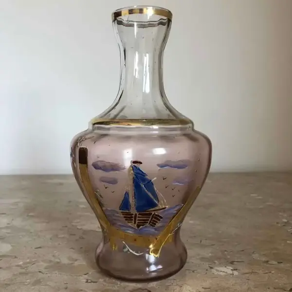 Foto de um(a) Antigo Vaso Art Deco Em Vidro Veneziano Pintado À Mão, da categoria de Vasos. Antigo vaso art deco em vidro veneziano pintado à mão, com filetes em ouro. Impecável. Altura 20cm. Mostrado de uma perspectiva diferente. Vendido no marketplace Trésors.