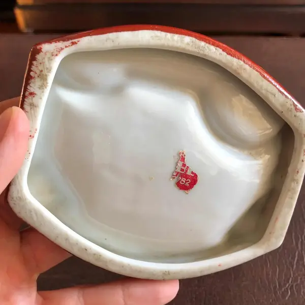 Foto de um(a) Antigo Raro Cinzeiro Art Deco Porcelana Oriental Satsuma, da categoria de Cinzeiros. Década de 1950. Impecável, item raro e diferente, para colecionador. Mostrado de uma perspectiva diferente. Vendido no marketplace Trésors.