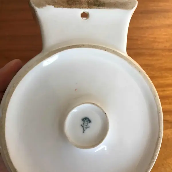 Foto de um(a) Arte Sacra Antigo Vaso De Parede Jesus Em Porcelana Saler, da categoria de Vasos. Antigo e decorativo vaso de parede em porcelana Saler, com linda decoração de Jesus Cristo abençoando as crianças e filetes... Mostrado de uma perspectiva diferente. Vendido no marketplace Trésors.