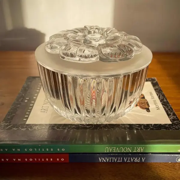 Foto de um(a) Antiga Caixa Decorativa Porta Jóias Cristal Francês Satiné, da categoria de Porta-Jóias. Finíssima caixa decorativa ou porta jóias em cristal francês, na tampa decoração em alto-relevo com flor lapidada em satiné.... Mostrado de uma perspectiva diferente. Vendido no marketplace Trésors.