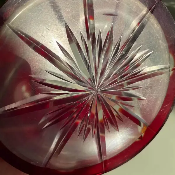 Foto de um(a) Antigo Diferente Vaso Art Deco Cristal Baccarat Vermelho, da categoria de Vasos. Antigo e diferente vaso doublé em cristal Baccarat vermelho rubi, lapidado à mão. Fundo estrelado.Medidas 17x15cm... Mostrado de uma perspectiva diferente. Vendido no marketplace Trésors.