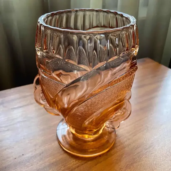 Foto de um(a) Antigo Vaso Jarro Art Deco Em Vidro Inglês Sowerby Glass, da categoria de Vasos. Sowerby Glass. Antigo e lindo vaso inglês em vidro artístico trabalhado com total influência do período Art Deco. Peça... Mostrado de uma perspectiva diferente. Vendido no marketplace Trésors.