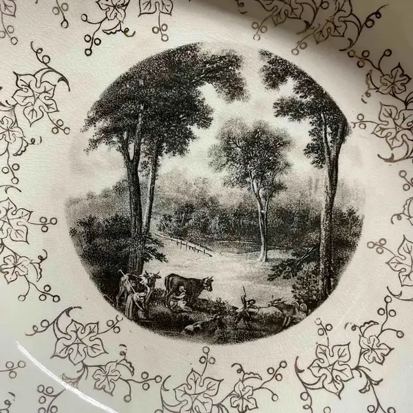 Foto de um(a) Antigo Prato Tigela Colher Porcelana Inglesa Royal Ouro 22k, da categoria de Pratos Decorativos. Antiga tigela para sobremesa em porcelana artística inglesa, acompanha a colher original. Linda cena rural e flores pintadas... Mostrado de uma perspectiva diferente. Vendido no marketplace Trésors.