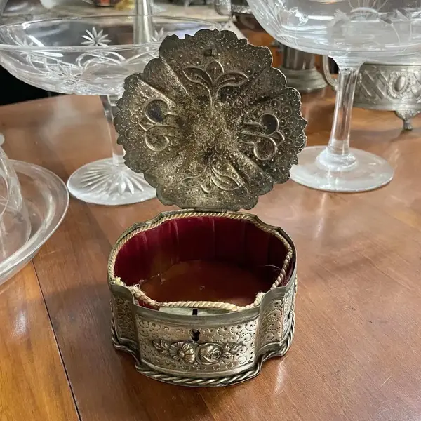 Foto de um(a) Antiga Caixa Decorativa Porta Jóias Art Deco Metal Francês, da categoria de Cestos e Caixas. Antiga e linda caixa decorativa porta jóias francês em metal espessurado a prata, peça toda trabalha, com muita riqueza de... Mostrado de uma perspectiva diferente. Vendido no marketplace Trésors.
