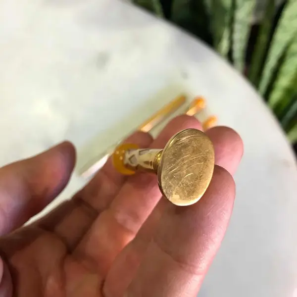 Foto de um(a) Antigo Raro Conjunto Escritório Art Deco Baquelite Francês, da categoria de Itens de Escritório. Antigo e lindo conjunto para escritório composto por 5 peças em baquelite francês com metal dourado. Período Art Deco. Mostrado de uma perspectiva diferente. Vendido no marketplace Trésors.