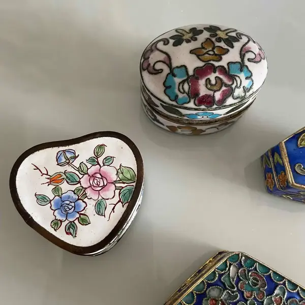 Foto de um(a) Antiga Rara Coleção Com 4 Caixinhas Em Metal Cloisonné, da categoria de Outros colecionáveis. Peças feitas à mão. Século XX.Muito decorativas e colecionares. Bem conservadas Medida da maior aproximadamente 5,5cm. Mostrado de uma perspectiva diferente. Vendido no marketplace Trésors.